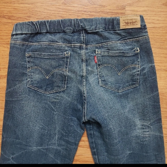 Levi Jean's - Picture 4 of 4
